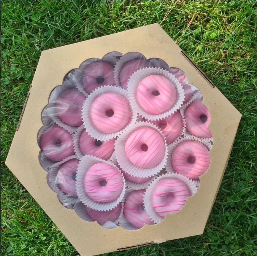Kutija sa mini roze krofnama