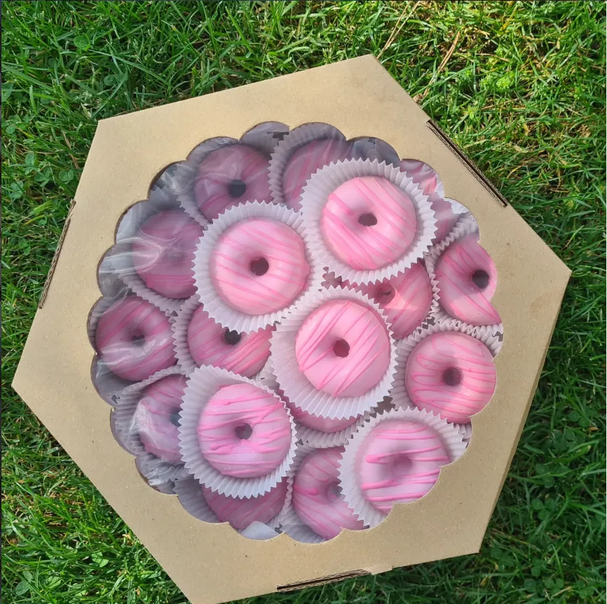 Kutija sa mini roze krofnama