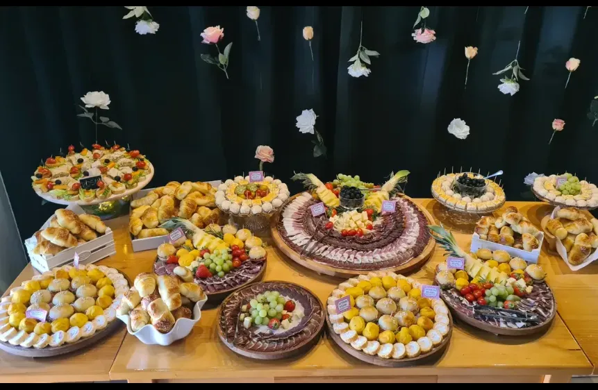 Slatki sto sa tartovima i voćnim kolačima