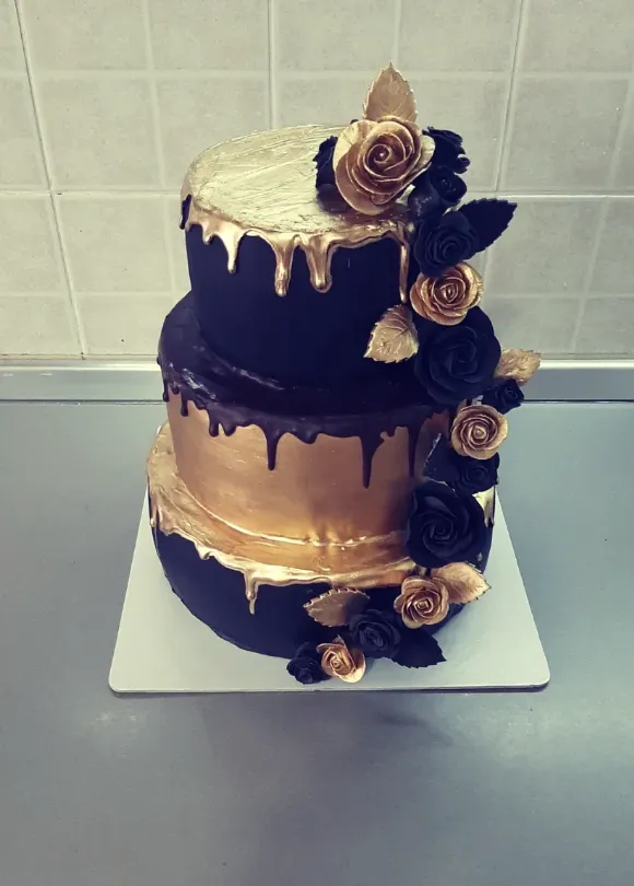 Crno-zlatna torta sa ružama