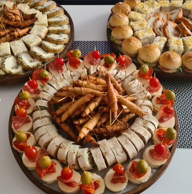 Etažer sa slanim rolnicama i ražnjićima