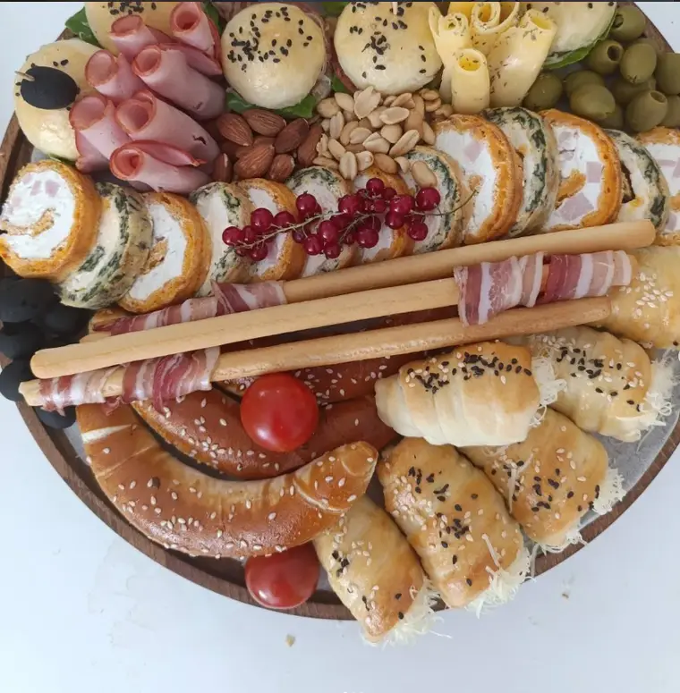 Poslužavnik sa hladnim narescima i pecivom