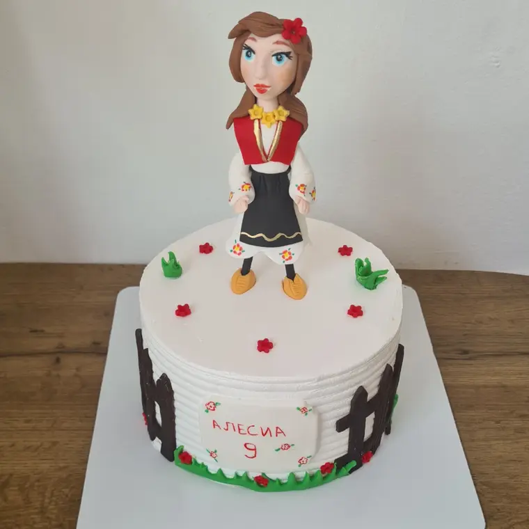 Torta sa figuricom u narodnoj nošnji