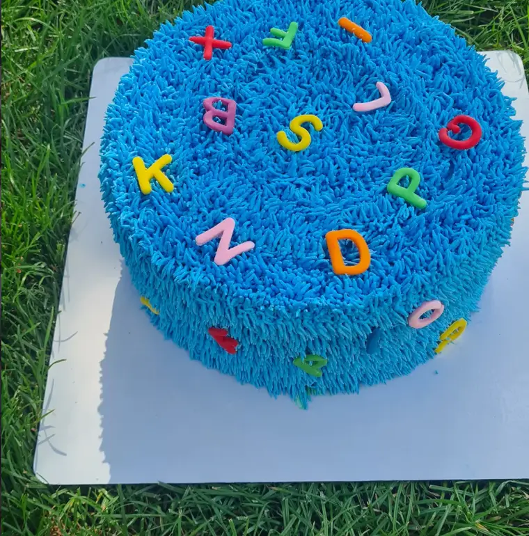 Torta sa šarenim slovima