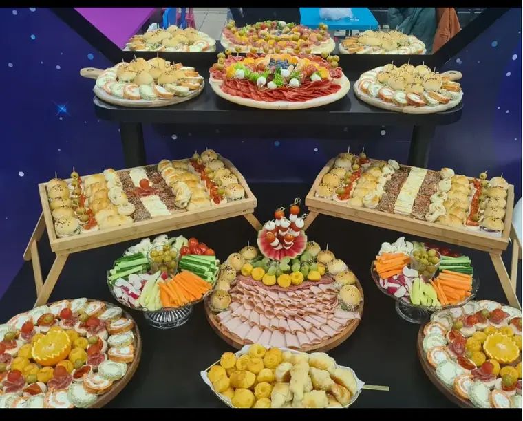 Velika ketering postavka slanih poslužavnika