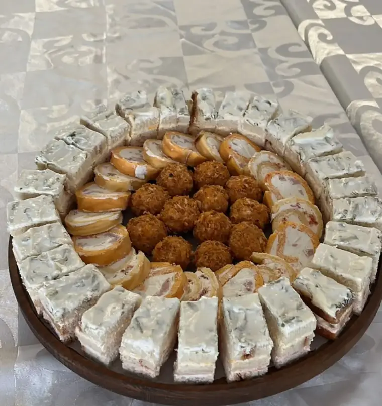 Poslužavnik sa zalogajčićima i kroketima